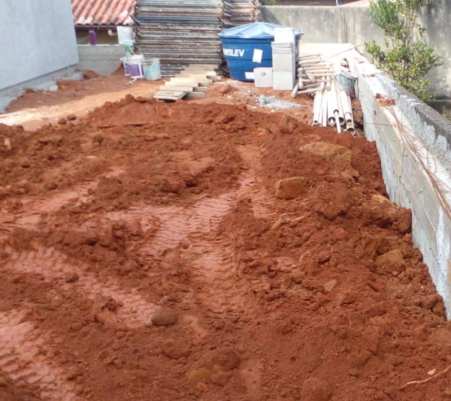 Preparação do solo em terreno residencial