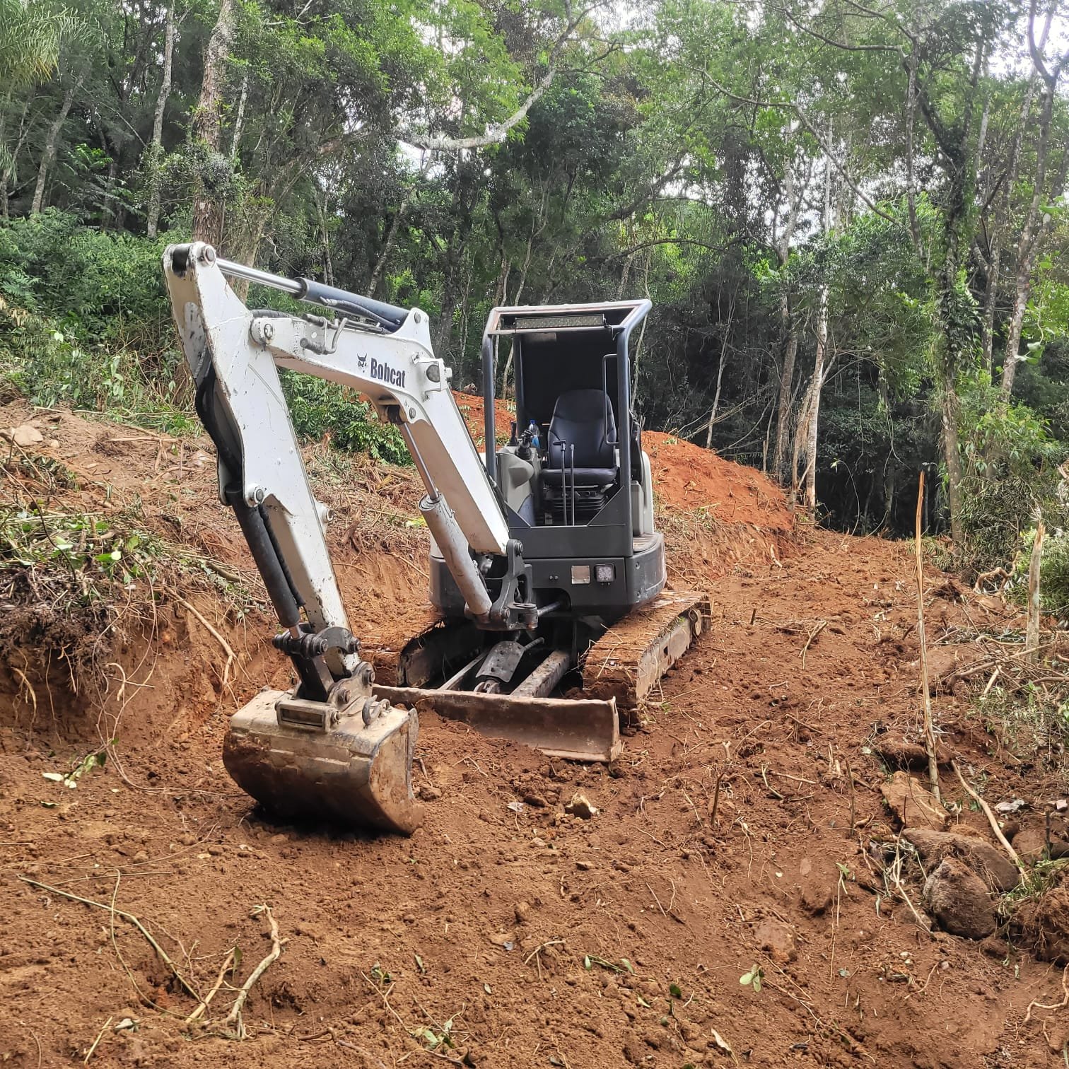 Máquina trabalhando em área de terraplanagem