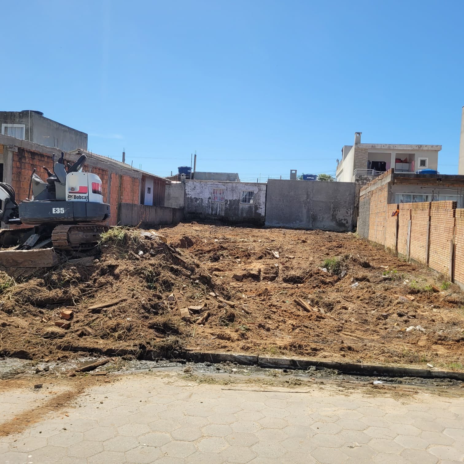 Terraplanagem em andamento