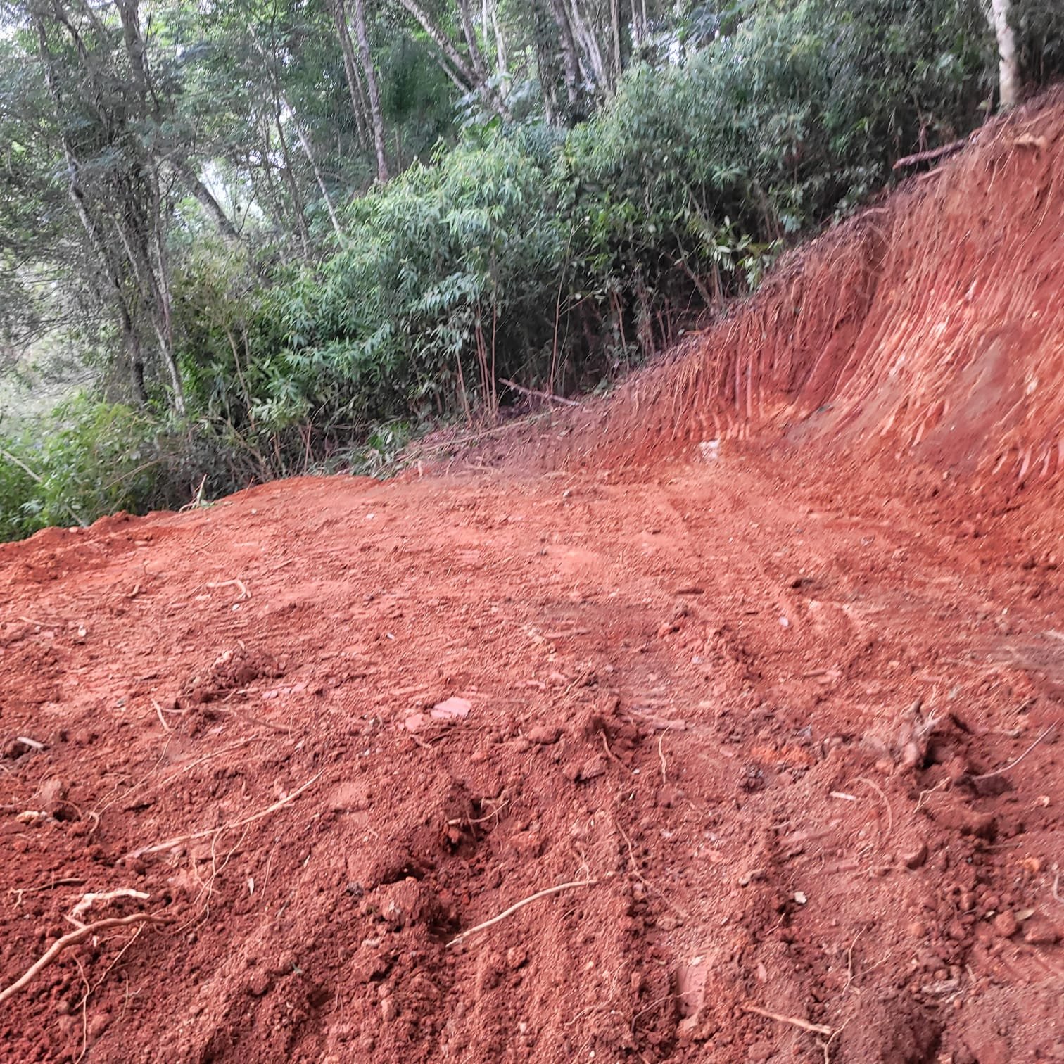 Corte de terreno em solo vermelho