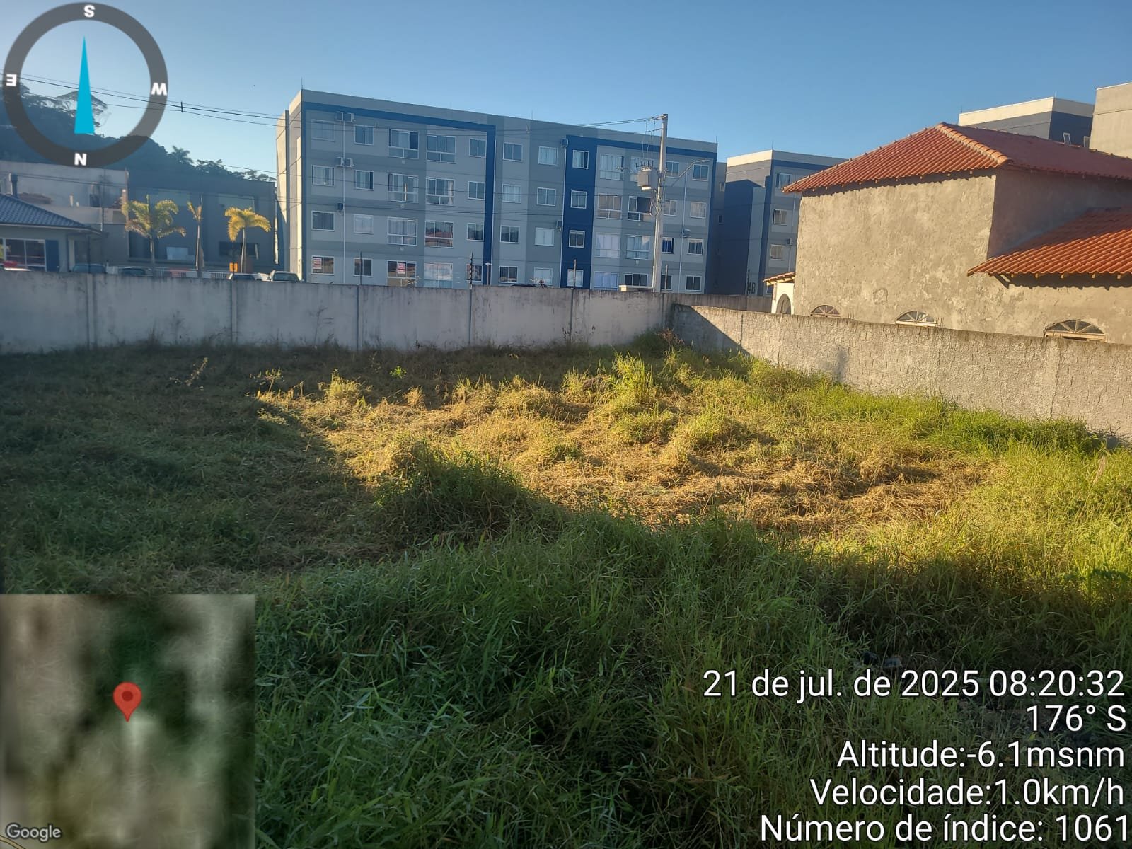 Máquina trabalhando em área de escavação